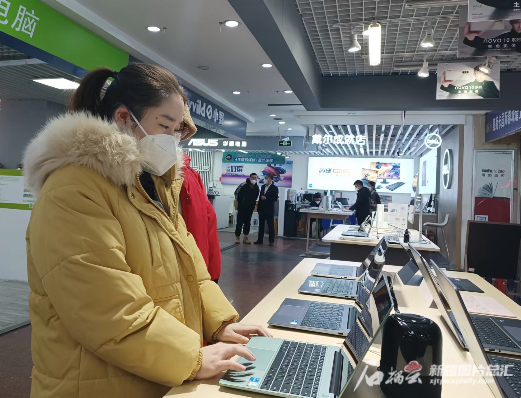 烏市百花村電子產品銷售迎熱潮，精準紓困舉措激活市場新活力